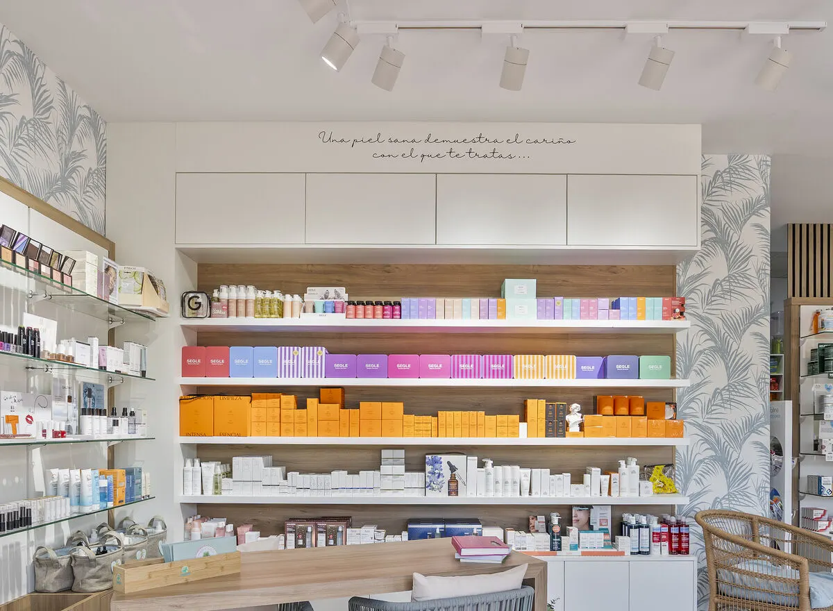 Zona de dermocosmética de la farmacia